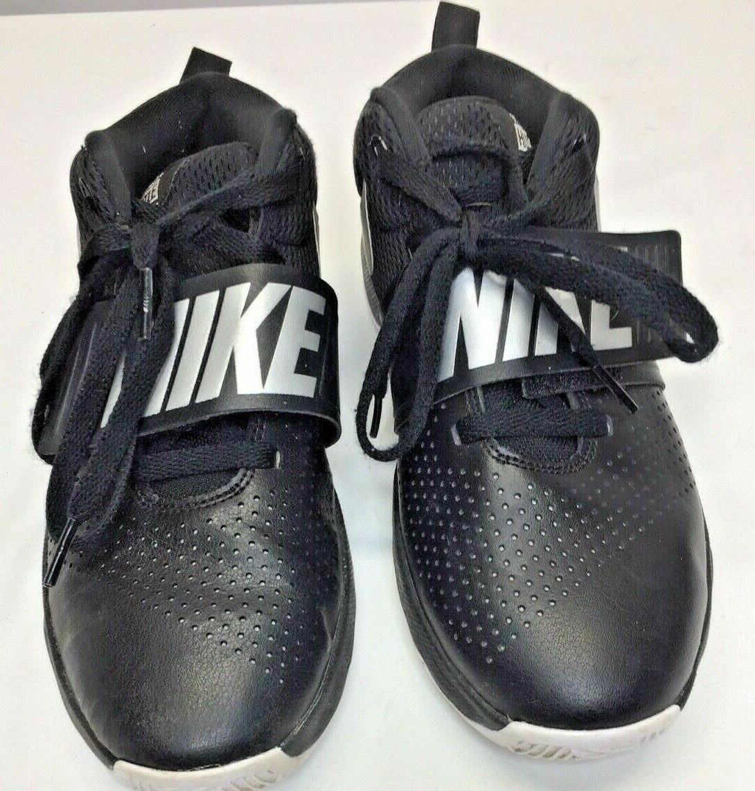 Nike Team Hustle 08 Youth Sz 5 Black Athletic Shoe - Hook & Loop Closure W/laces