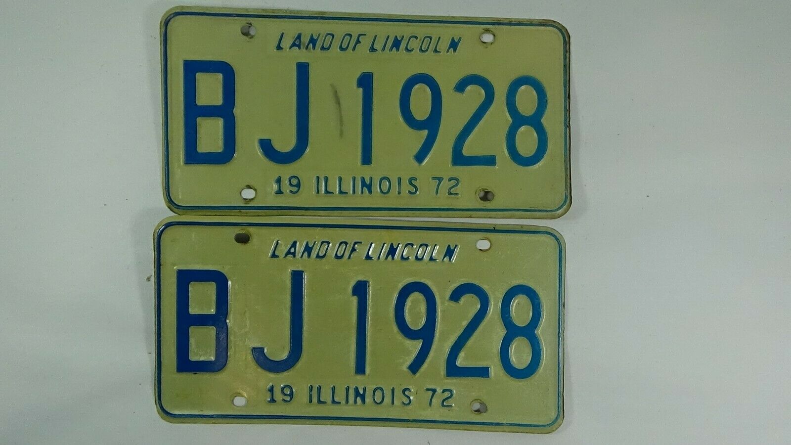 1972 Illinois Land of Lincoln BJ1928 vintage license plates pair #846-11